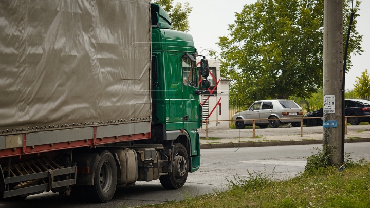 DEZASTRU PE ŞOSEA! Un camion scăpat de sub control spulberă maşinile din ambuteiaj (VIDEO)