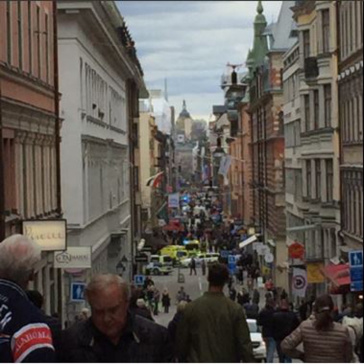 Un camion a intrat în mulţime la Stockholm. Trei morţi şi opt răniţi. O persoană a fost arestată (FOTO/VIDEO)