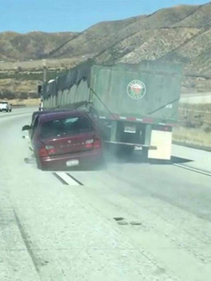 Accident neobișnuit. A intrat cu mașina într-un TIR și a fost târât kilometri întregi