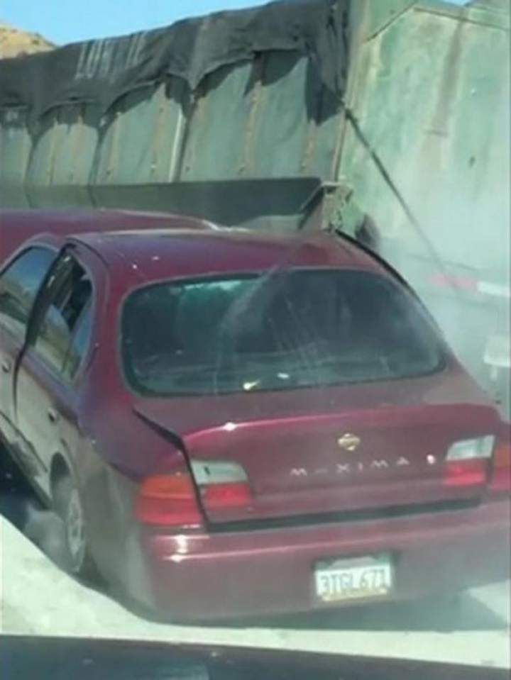 Accident neobișnuit. A intrat cu mașina într-un TIR și a fost târât kilometri întregi