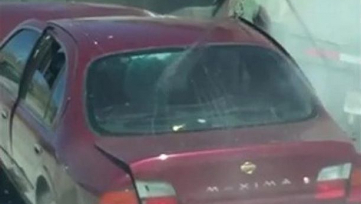 Accident neobișnuit. A intrat cu mașina într-un TIR și a fost târât kilometri întregi