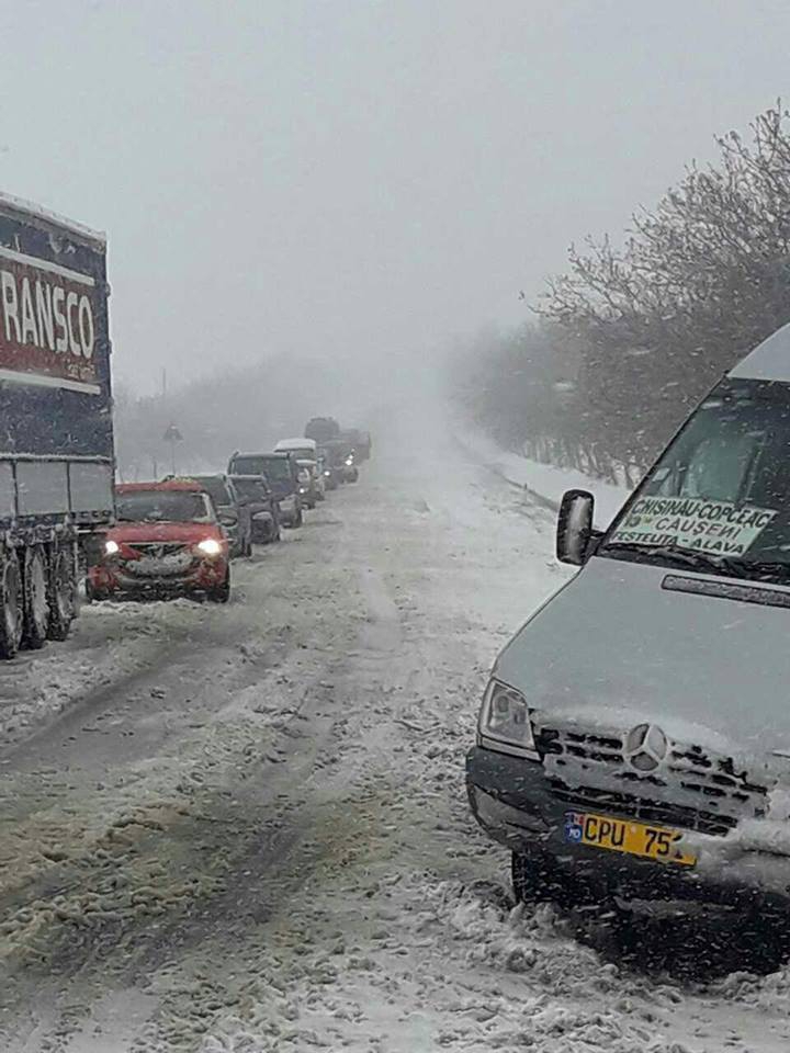 NINSOAREA FACE RAVAGII! O cisternă care transporta 30 de TONE de benzină, a derapat de pe şosea (FOTO)