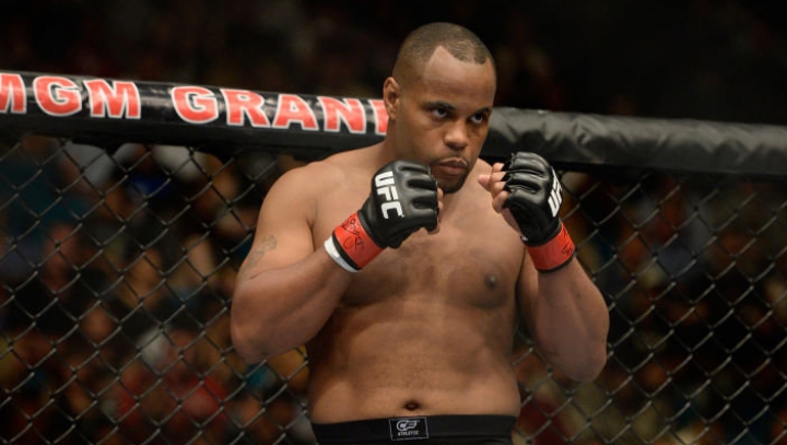 Cormier rămâne neînvins în UFC. Americanul şi-a apărat centura de campion în categoria semigrea