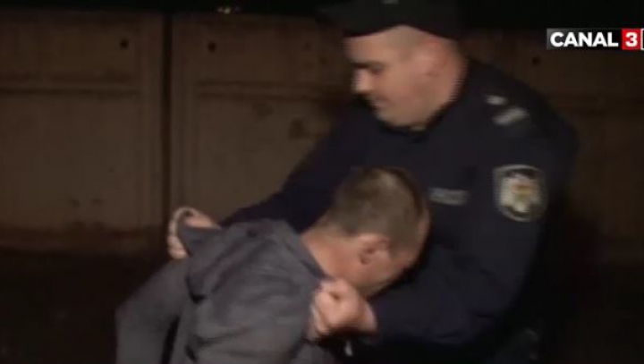 A furat geanta unei femei şi a căzut într-o groapă, de unde l-au scos polițiștii. Aventurile unui bărbat de la Ciocana