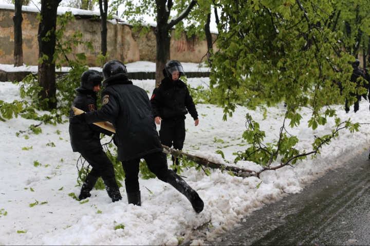 Angajații Ministerului de Interne INTERVIN ÎN FORȚĂ pentru deblocarea drumurilor și ajutarea oamenilor (GALERIE FOTO)