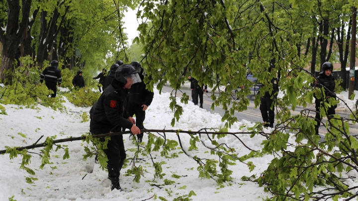 Angajații Ministerului de Interne INTERVIN ÎN FORȚĂ pentru deblocarea drumurilor și ajutarea oamenilor (GALERIE FOTO)