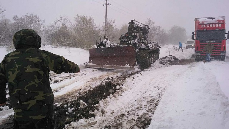 ARMATA INTERVINE ÎN FORȚĂ. O șenilată ajută oamenii blocati pe șoseaua M14 (FOTO)