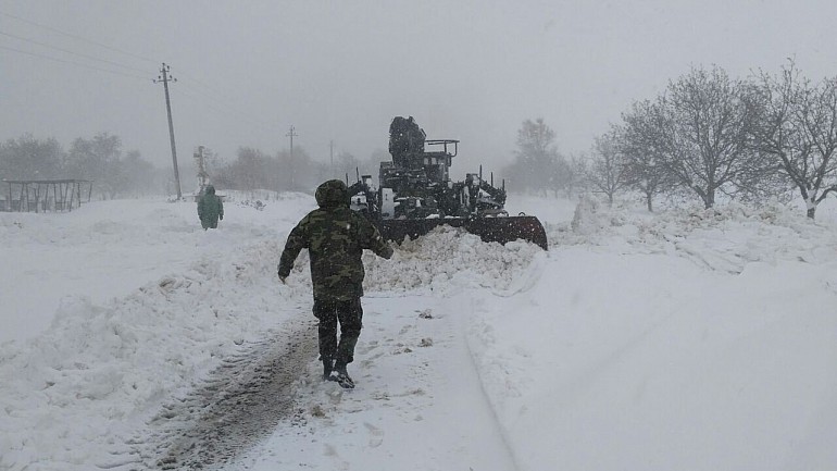 ARMATA INTERVINE ÎN FORȚĂ. O șenilată ajută oamenii blocati pe șoseaua M14 (FOTO)