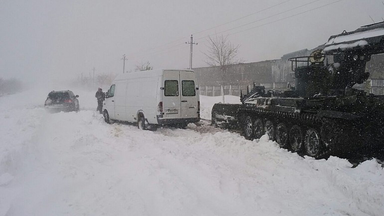 ARMATA INTERVINE ÎN FORȚĂ. O șenilată ajută oamenii blocati pe șoseaua M14 (FOTO)