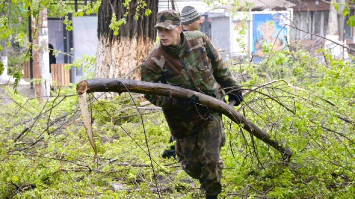 Militarii Armatei Naţionale continuă să execute misiuni în zonele afectate de ninsori