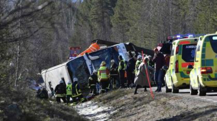 Un autobuz cu elevi, implicat într-un accident rutier în Suedia. Trei persoane și-au pierdut viața