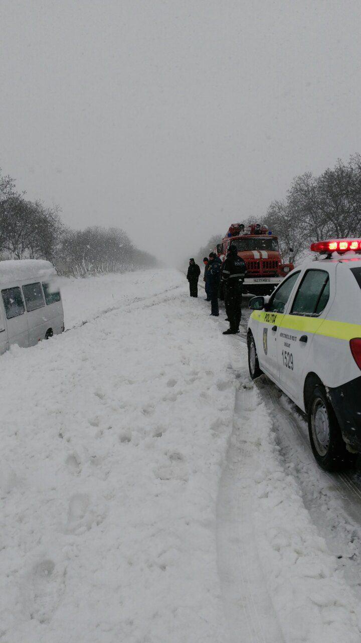 IMAGINI APOCALIPTICE de pe drumurile din Moldova. AUTORITĂȚILE INTERVIN IN FORȚĂ pentru a scoate lumea din nămeți