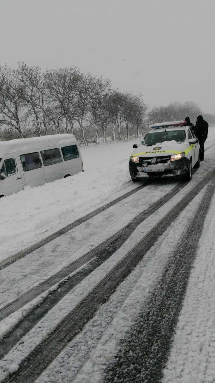 IMAGINI APOCALIPTICE de pe drumurile din Moldova. AUTORITĂȚILE INTERVIN IN FORȚĂ pentru a scoate lumea din nămeți