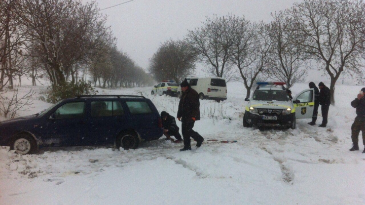 IMAGINI APOCALIPTICE de pe drumurile din Moldova. AUTORITĂȚILE INTERVIN IN FORȚĂ pentru a scoate lumea din nămeți