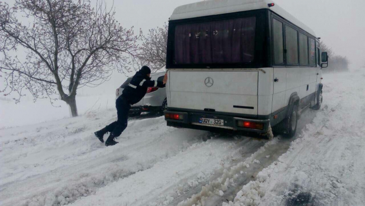 IMAGINI APOCALIPTICE de pe drumurile din Moldova. AUTORITĂȚILE INTERVIN IN FORȚĂ pentru a scoate lumea din nămeți