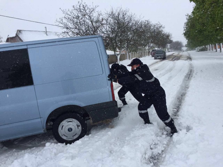 IMAGINI APOCALIPTICE de pe drumurile din Moldova. AUTORITĂȚILE INTERVIN IN FORȚĂ pentru a scoate lumea din nămeți