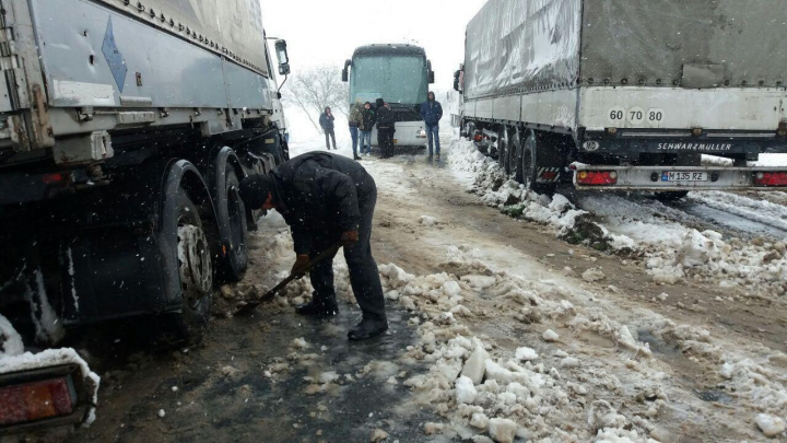 IMAGINI APOCALIPTICE de pe drumurile din Moldova. AUTORITĂȚILE INTERVIN IN FORȚĂ pentru a scoate lumea din nămeți