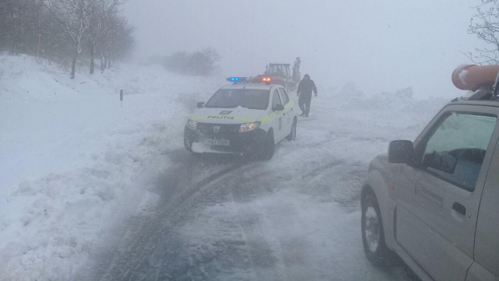 IMAGINI APOCALIPTICE de pe drumurile din Moldova. AUTORITĂȚILE INTERVIN IN FORȚĂ pentru a scoate lumea din nămeți