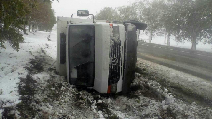 IMAGINI APOCALIPTICE de pe drumurile din Moldova. AUTORITĂȚILE INTERVIN IN FORȚĂ pentru a scoate lumea din nămeți