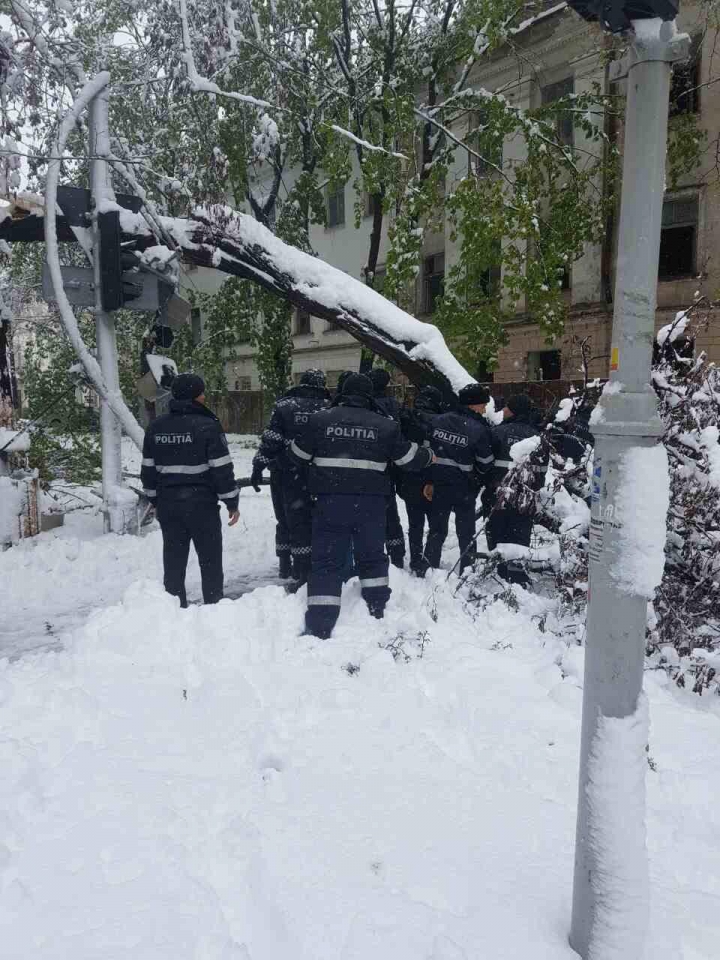 IMAGINI APOCALIPTICE de pe drumurile din Moldova. AUTORITĂȚILE INTERVIN IN FORȚĂ pentru a scoate lumea din nămeți