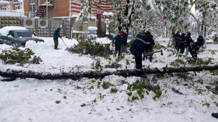 Se munceşte FĂRĂ ÎNTRERUPERE! Peste patru sute de localităţi, rămase FĂRĂ CURENT