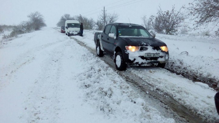 IMAGINI APOCALIPTICE de pe drumurile din Moldova. AUTORITĂȚILE INTERVIN IN FORȚĂ pentru a scoate lumea din nămeți