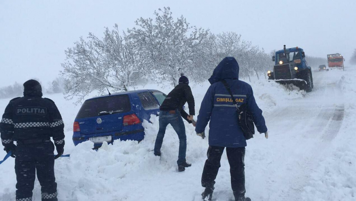 IMAGINI APOCALIPTICE de pe drumurile din Moldova. AUTORITĂȚILE INTERVIN IN FORȚĂ pentru a scoate lumea din nămeți