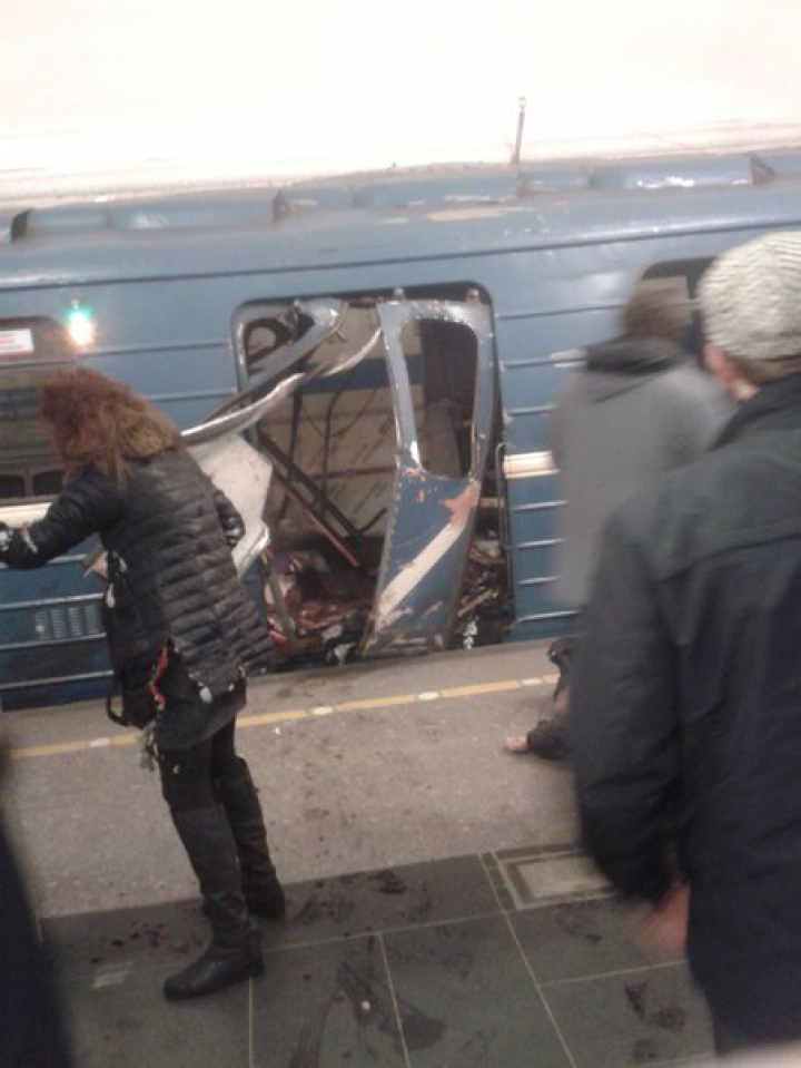 EXPLOZII DEVASTATOARE în metroul din Sankt Petersburg. Zece morţi şi mai mulţi răniţi (FOTO/VIDEO)