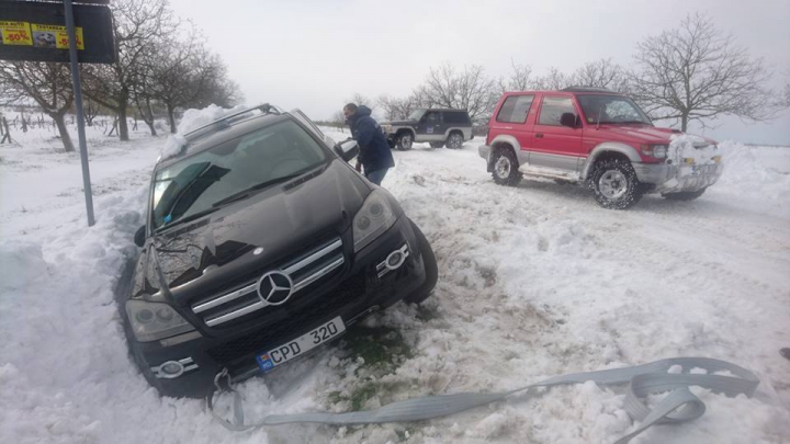 Comunitatea OFF-ROAD INTERVINE ÎN FORȚĂ! Zeci de automobile, TIRURI și camioane au fost scoase din nămeți (FOTO/VIDEO)