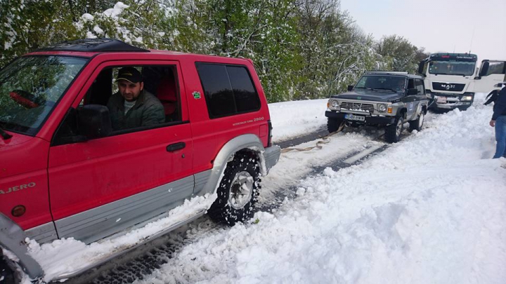 AUTOSPECIALĂ pentru deszăpezire, BLOCATĂ în nămeți! Voluntarii cu Jeep-uri SALVEAZĂ prizonieri ai zăpezii (FOTO/VIDEO)