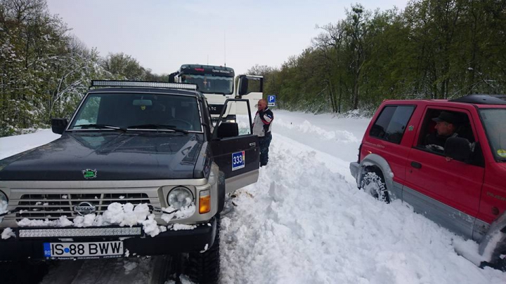 Comunitatea OFF-ROAD INTERVINE ÎN FORȚĂ! Zeci de automobile, TIRURI și camioane au fost scoase din nămeți (FOTO/VIDEO)