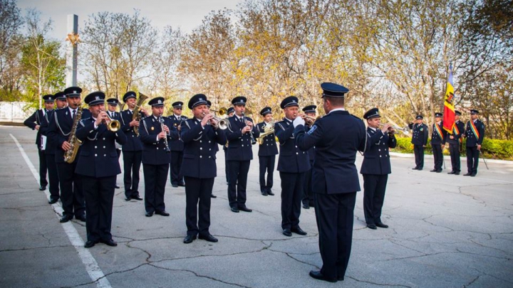 Drapelul de la Leuşeni se vede până la Huși! Poliţiştii de frontieră au dat onor simbolului naţional (VIDEO)