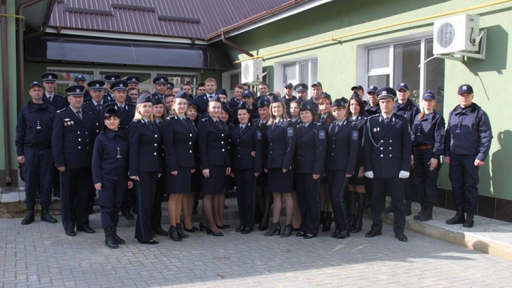 Drapelul de la Leuşeni se vede până la Huși! Poliţiştii de frontieră au dat onor simbolului naţional (VIDEO)