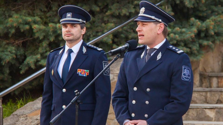 Drapelul de la Leuşeni se vede până la Huși! Poliţiştii de frontieră au dat onor simbolului naţional (VIDEO)