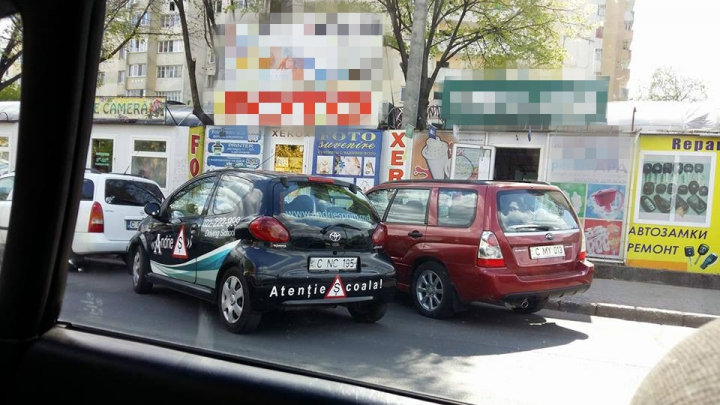 De râs şi de plâns! Aşa te învaţă să parchezi la şcoala auto (FOTO)