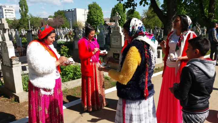 Opulență și bunăstare. Mici si grătare în cimitire de Paștele Blajinilor. Cum au petrecut țiganii (GALERIE FOTO/VIDEO)