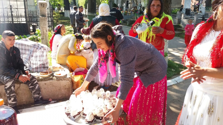 Opulență și bunăstare. Mici si grătare în cimitire de Paștele Blajinilor. Cum au petrecut țiganii (GALERIE FOTO/VIDEO)