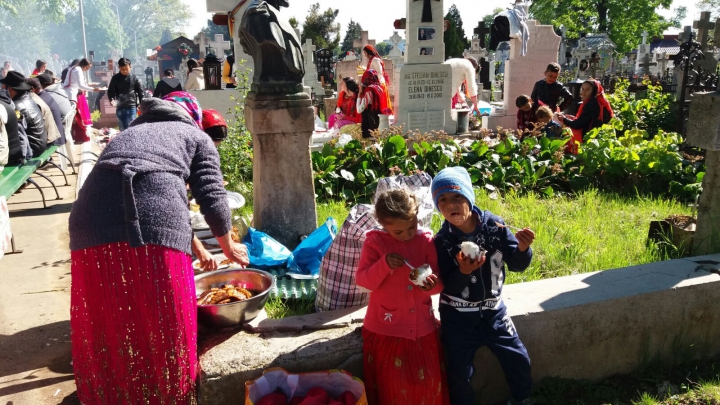 Opulență și bunăstare. Mici si grătare în cimitire de Paștele Blajinilor. Cum au petrecut țiganii (GALERIE FOTO/VIDEO)