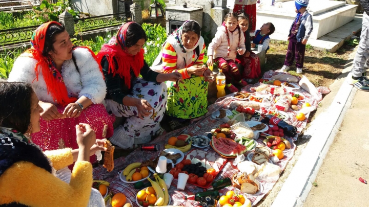 Opulență și bunăstare. Mici si grătare în cimitire de Paștele Blajinilor. Cum au petrecut țiganii (GALERIE FOTO/VIDEO)