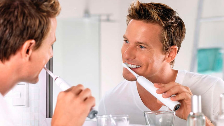 Periuța de dinți electrică sau normală? Care e mai bună