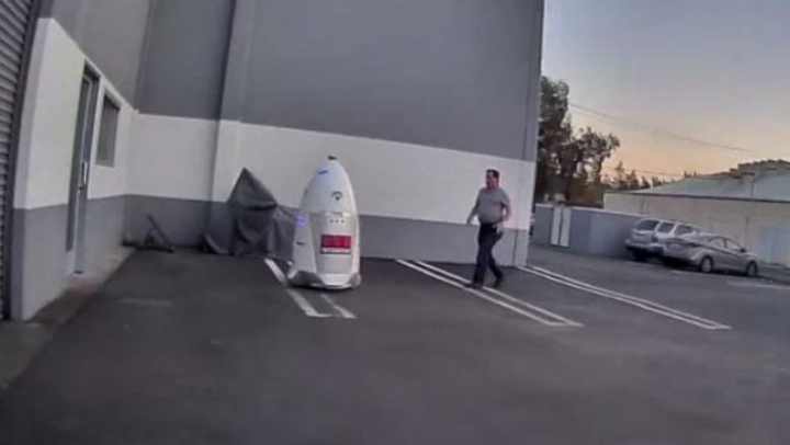 HALUCINANT! Un bărbat beat a hărţuit un robot. După aceea, i-a părut extrem de rău (FOTO)