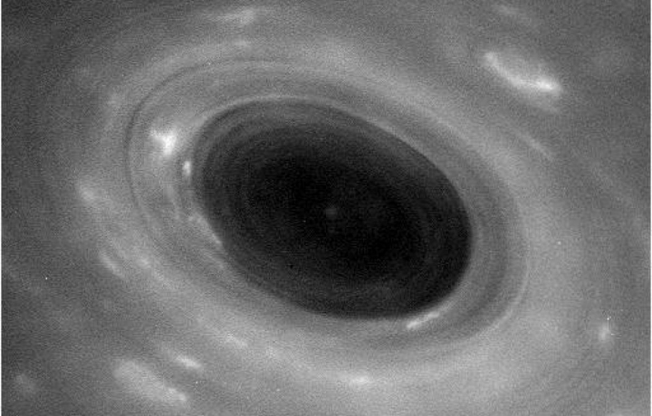 Cea mai mică apropiere de Saturn de până acum! Imagini surprinse de sonda Cassini (FOTO)