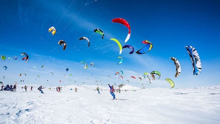 Spectacol aerian. 350 de sportivi pasionaţi de sporturi extreme au evoluat la turneul "Ragnarok"