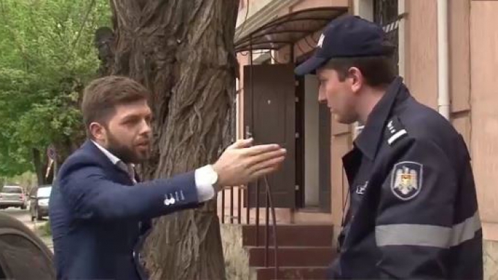 TUPEIST şi NESIMŢIT! Un şofer s-a certat cu poliţiştii, după ce şi-a parcat maşina neregulamentar