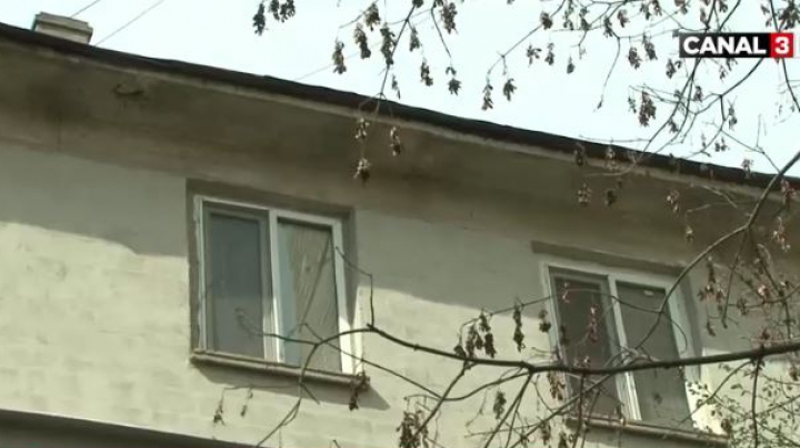 Dragoste cu suferinţe între doi adolescenți din Capitală. Tânăra s-a încuiat pe balcon după ceartă. CE A URMAT (VIDEO)