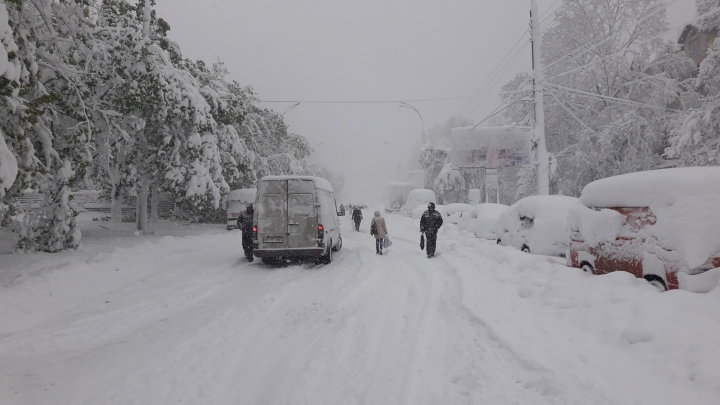 Peste 90 de autospeciale şi 400 de angajaţi muncesc de astă-noapte la curăţarea străzilor din Capitală