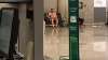 Nimic de declarat! Un bărbat gol-puşcă se plimbă nestingherit pe aeroportul din Mallorca (FOTO)