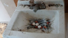 Realitate tristă. Porumbeii şi-au făcut cuib într-o chiuvetă plină cu seringi utilizate de narcomani (FOTO)