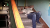 Doi tineri, dintre care unul minor, leșinaţi în scara unui bloc după ce s-au drogat (VIDEO)