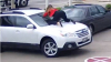 NO COMMENT. O femeie curajoasă a pus pe fugă un hoţ care voia să-i fure maşina (VIDEO)